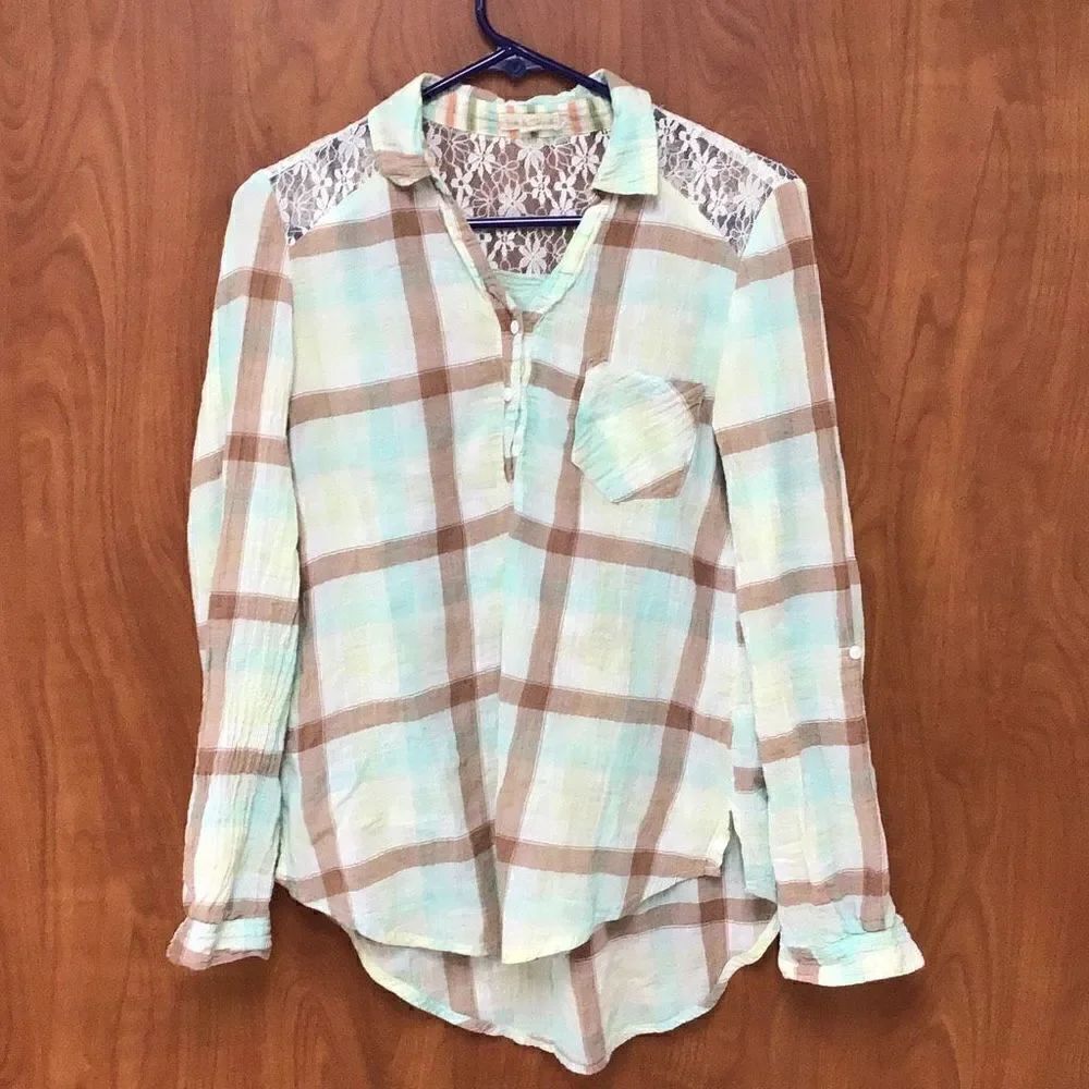 Very nice plaid and sheer lace shoulder blouse by Hem & Thread Size 8